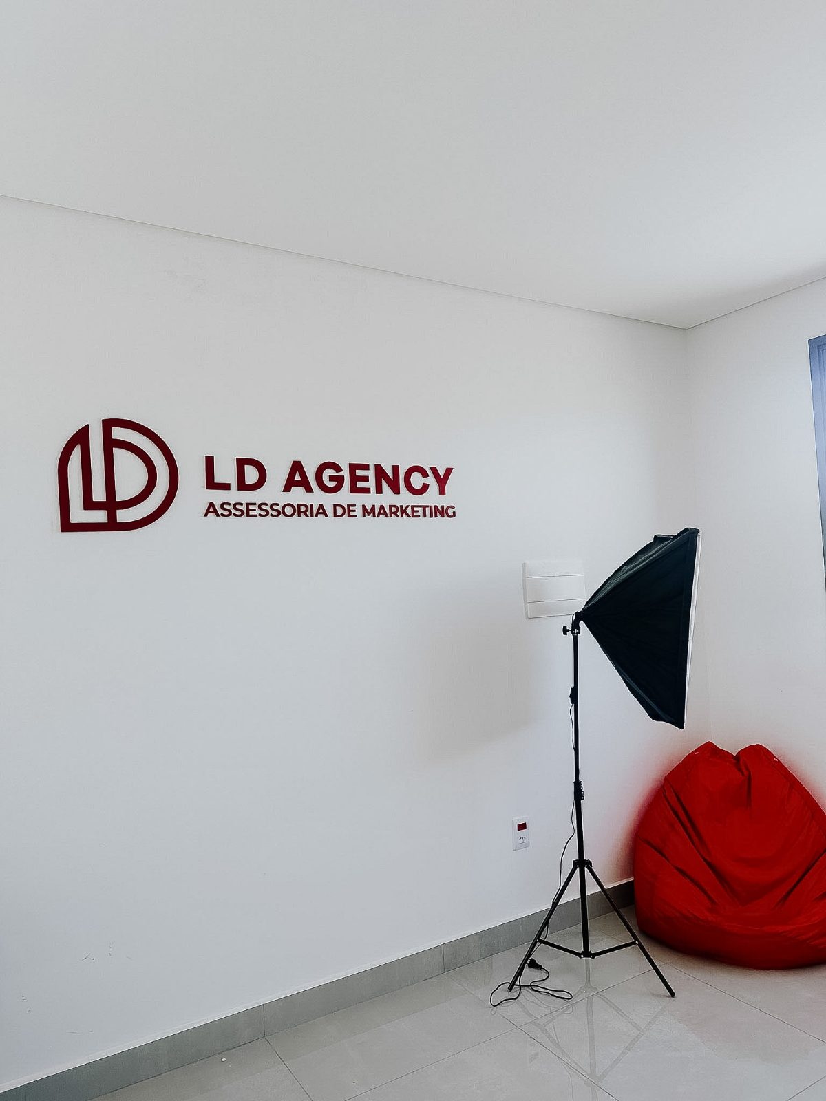 Parede com o logo da LD Agency