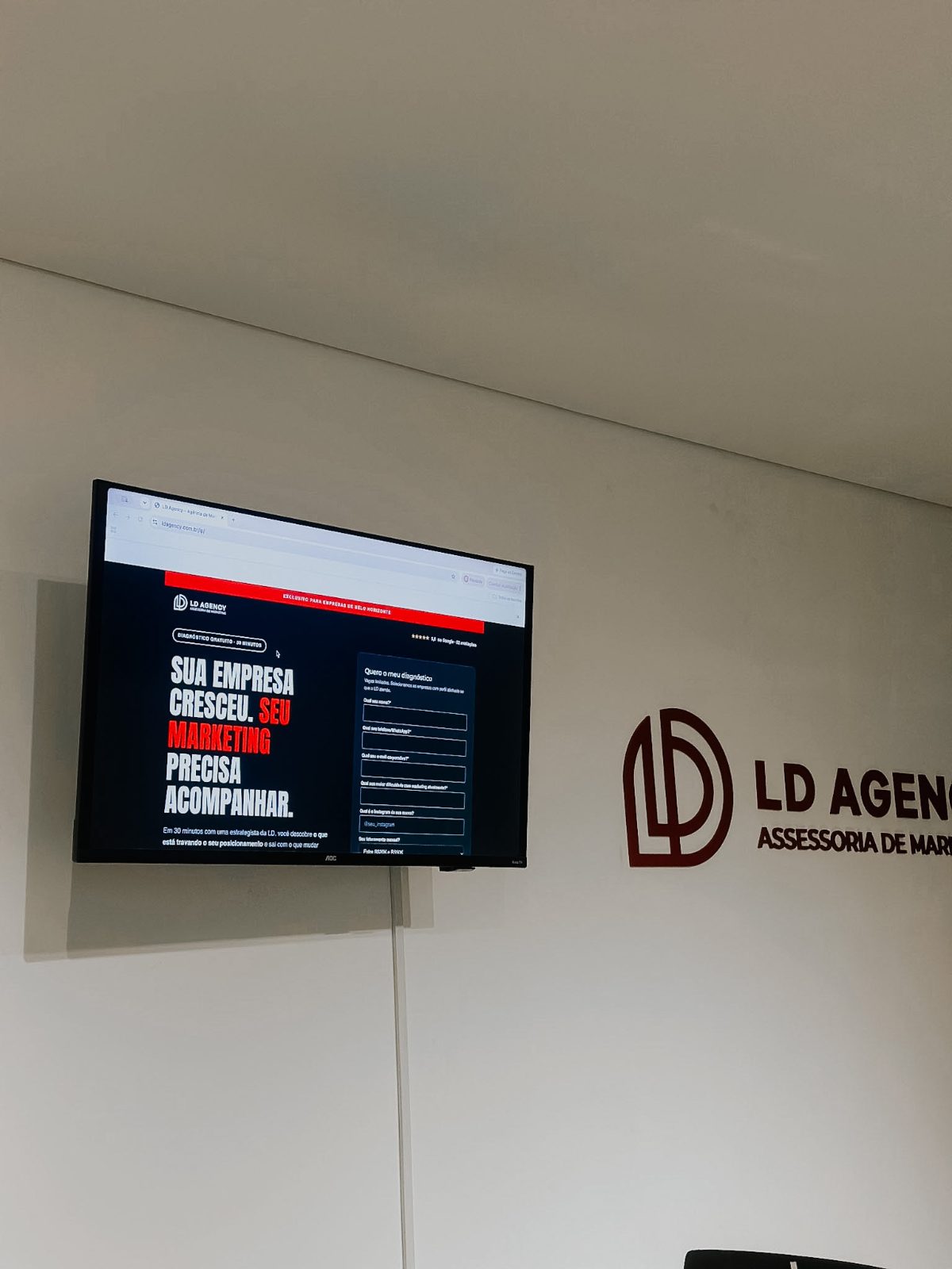 TV do escritório da LD com uma landing page na tela